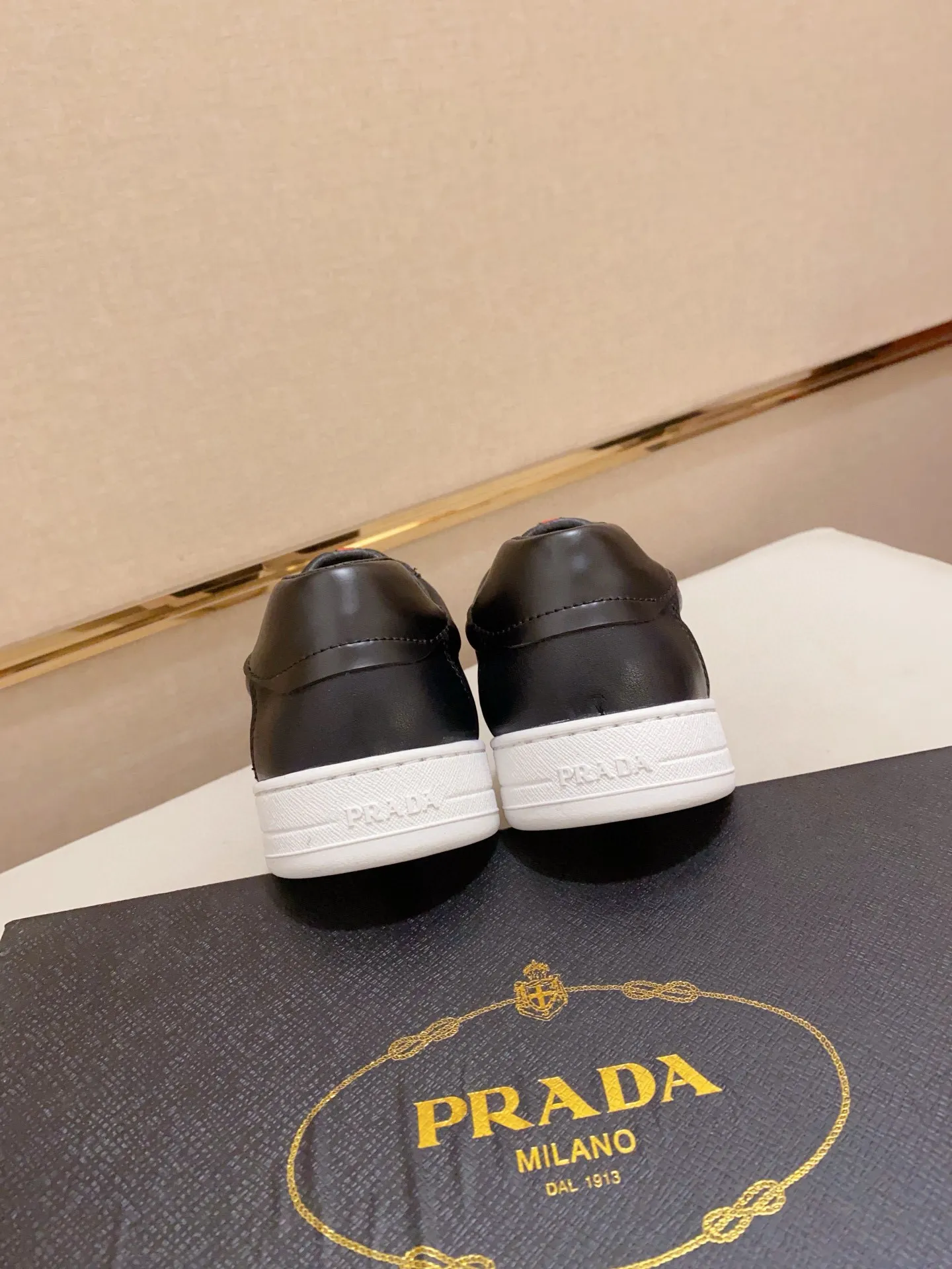 Men's shoes 💰: 440💰 [Prada～Prada] Trendy new models are on the market. Same style as the official website. Counter quality. Original matching. [Strong] [Strong] Selected first-layer cowhide fabric. Comfortable and breathable sheepskin lining, fine workmanship, upper layer made of 100% pure cowhide, original last shape, comfortable on the feet, shoe sizes 38 to 44